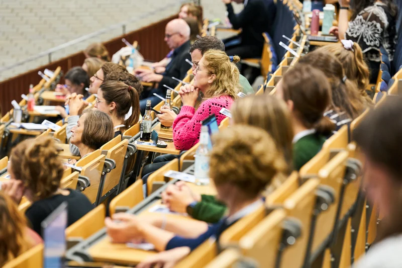 Teilnehmende an der Jahrestagung im Hörsaal