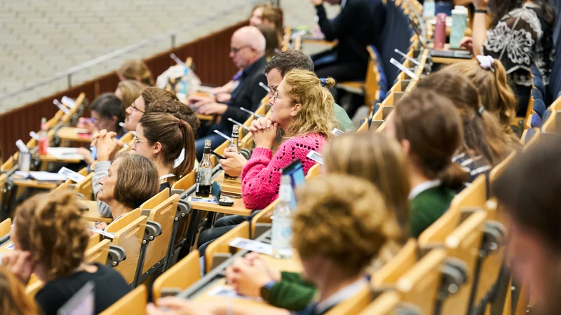 Teilnehmende an der Jahrestagung im Hörsaal
