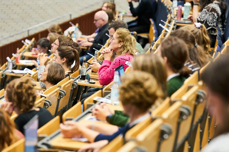 Teilnehmende an der Jahrestagung im H&ouml;rsaal