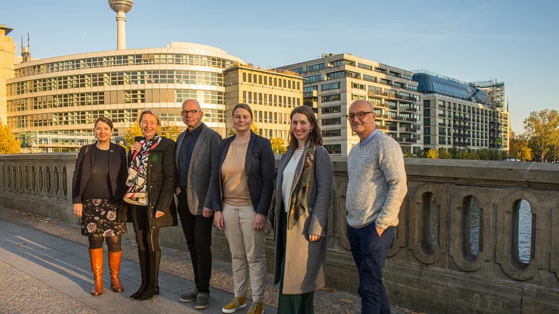 Der neue Vorstand. (v.l.n.r.) Katja Bär, Monika Landgraf, Ralf Garten, Julia Wandt, Tabea Steinhauer, Jan Meßerschmidt - ©Utz Lederbogen, 2021 Der neue Vorstand. (v.l.n.r.) Katja Bär, Monika Landgraf, Ralf Garten, Julia Wandt, Tabea Steinhauer, Jan Meßerschmidt ©Utz Lederbogen, 2021
